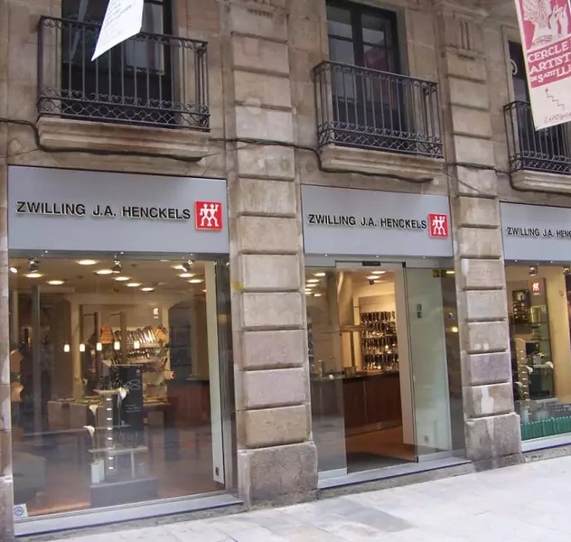 <p>Barcelona / Barrio Gótico</p>
<p>Tienda de objetos de cuchillería,</p>
<p>manicura de alta precisión y profesional</p>
<p>P. básico, P. ejec., Dir. obra, diseño.</p>