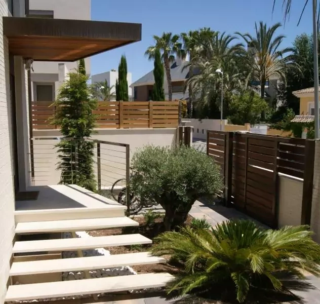 <p>Alicante</p>
<p>Sup. Const.: 365 m2</p>
<p>Sup. ut&iacute;l.: 340 m</p>