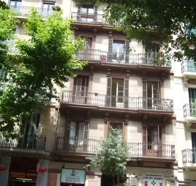<p>Barcelona / C. Muntaner Eixample</p>
<p>Conversión en apartamentos turísticos de lujo</p>