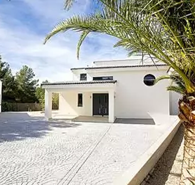 <p>Santa Ponsa/ Mallorca</p>
<p>Sup. Const.: 300 m2</p>
<p>Sup. ut&iacute;l: 348 m2</p>
<p>(Particular)</p>