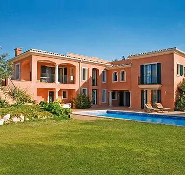 <p>Santa Ponsa / Mallorca<br />Sup. Const.: 380 m2<br />Sup. ut&iacute;l : 420 m2</p>
