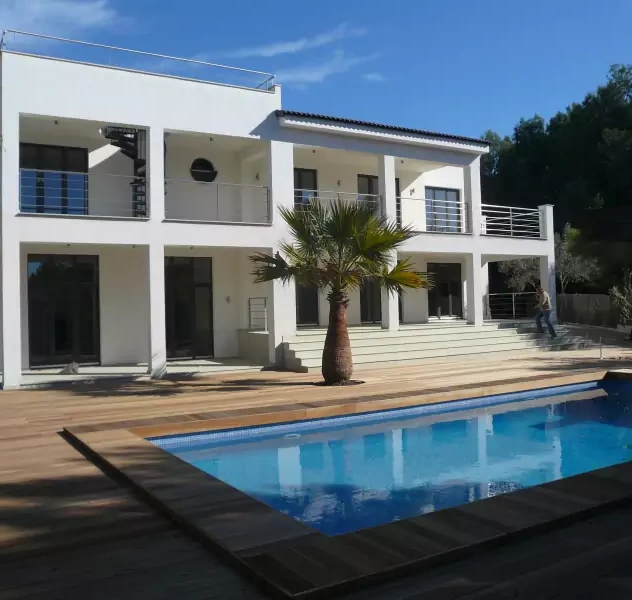 <p>Santa Ponsa/ Mallorca</p>
<p>Sup. Const.: 300 m2</p>
<p>Sup. ut&iacute;l: 348 m2</p>
<p>(Particular)</p>