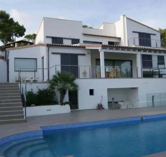<p>Andratx / Mallorca</p>
<p>Sup. Const.: 365 m2</p>
<p>Sup. Ut&iacute;l.: 340 m2</p>