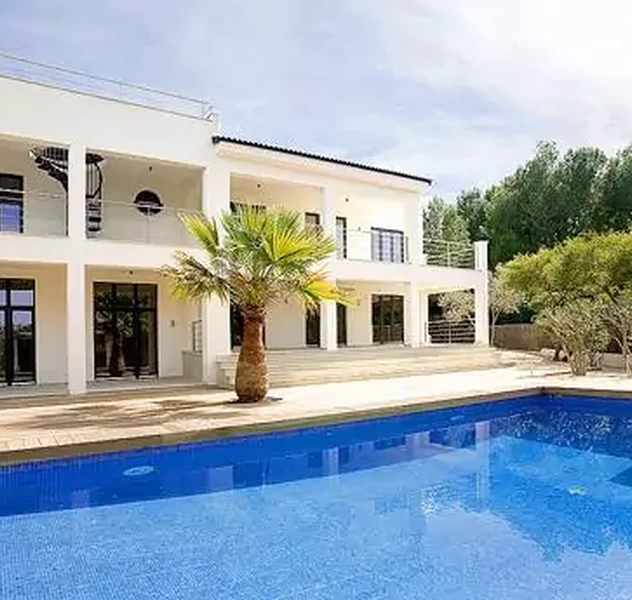 <p>Santa Ponsa/ Mallorca</p>
<p>Sup. Const.: 300 m2</p>
<p>Sup. ut&iacute;l: 348 m2</p>
<p>(Particular)</p>