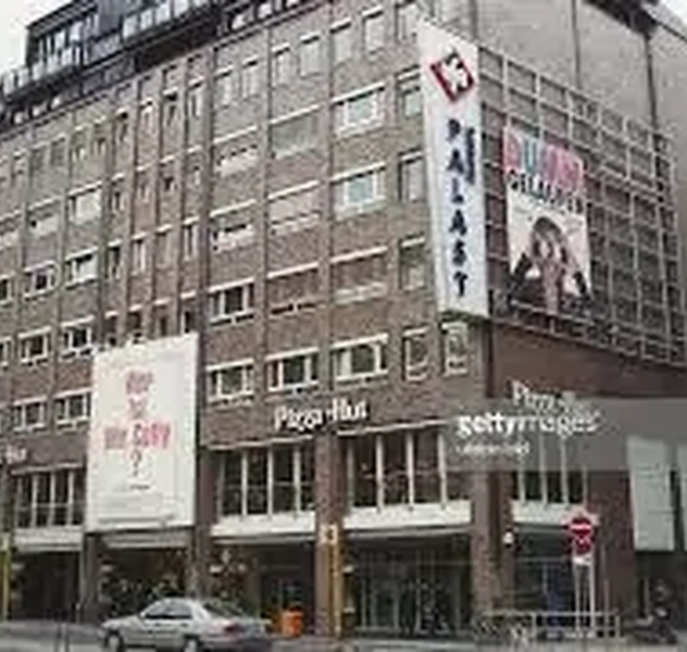 <p>12 Salas, 3.200 plazas</p>
<p>Hamburgo / RKW</p>
<p>P. b&aacute;sico, P. ejecuci&oacute;n, Direcci&oacute;n de obra, Managment</p>
<p>&nbsp;</p>
<p>(Cargo: Director de proyecto, planificaci&oacute;n)</p>