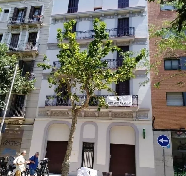 <p>Gran reforma con remonta del Siglo XIX</p>
<p>Sup. Const.: 840 m2</p>
<p>8 viviendas + 2 Locales</p>
<p>Barcelona / Sant Martí</p>
<p>Sup. utíl.: 790 m</p>